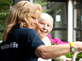 angebote senioren hauswirt hilfe blumengiessen s Foto: Hauswirtschaftliche Hilfe mit Seniorin beim Blumengiessen